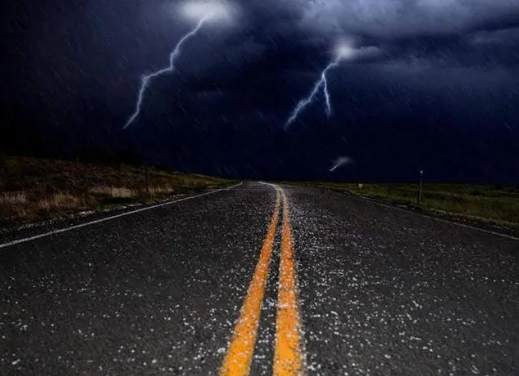 夜深人静下雨伤感说说