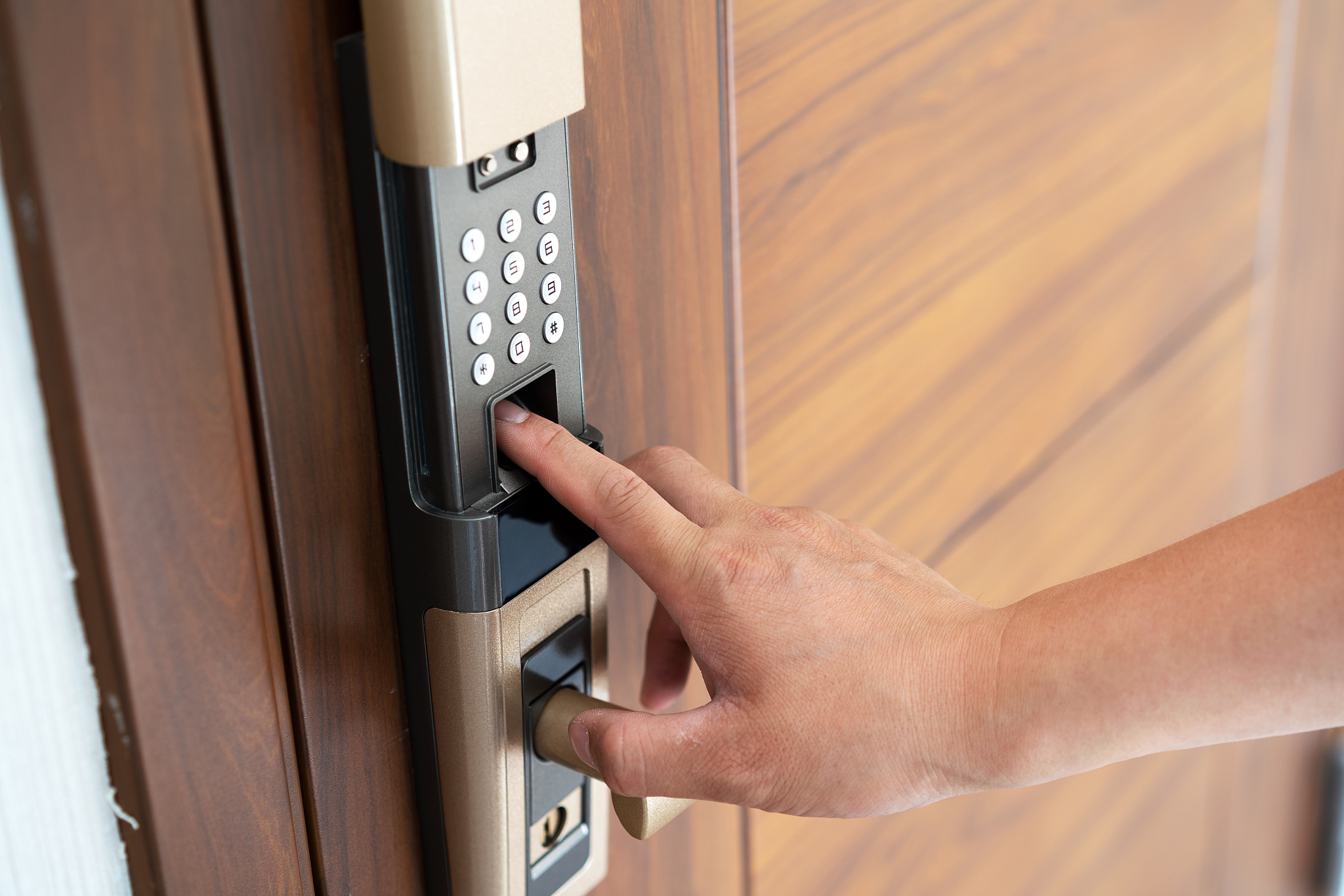 智能门锁摄像头：是安全卫士还是隐私杀手？