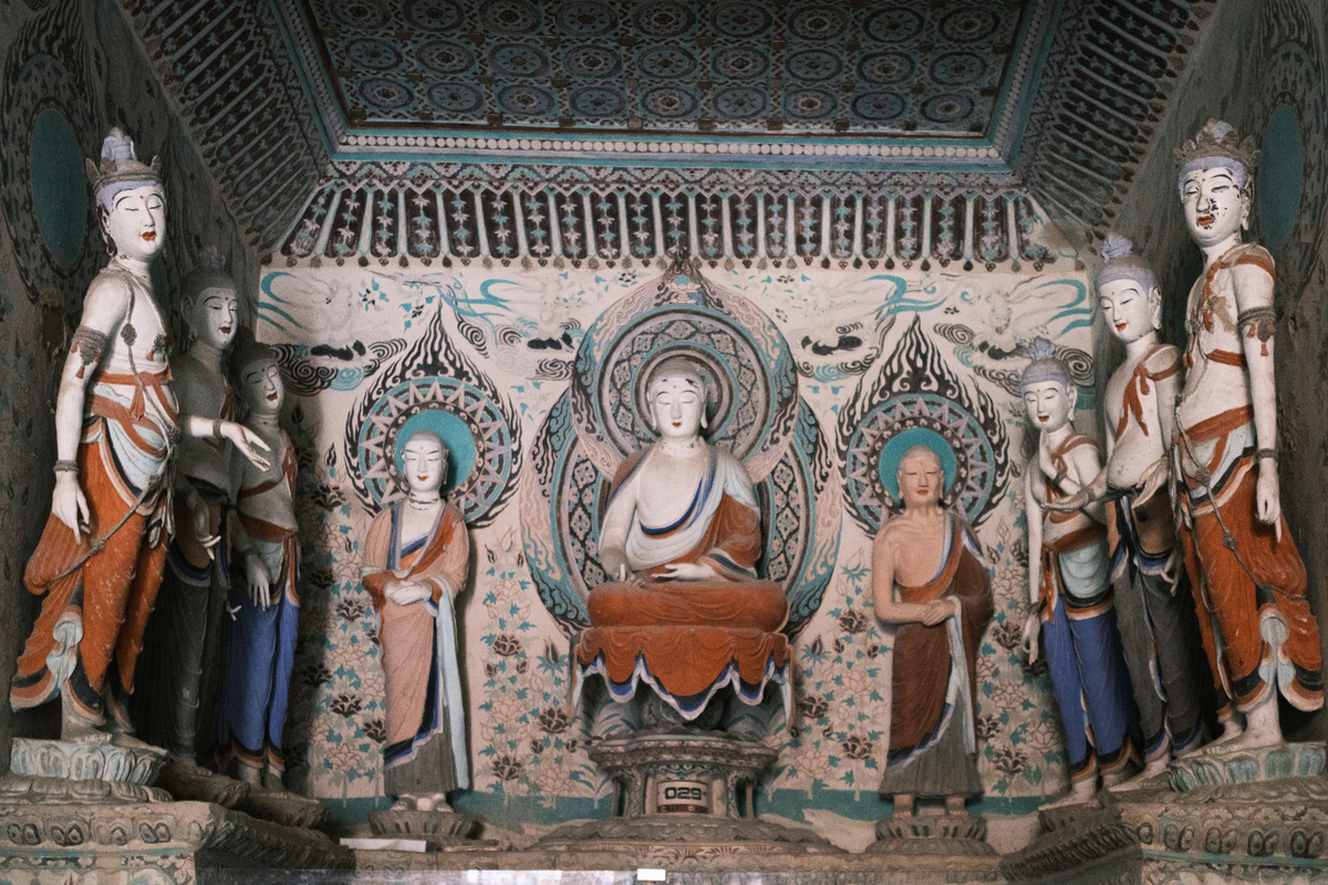 千年佛光绘就的艺术奇迹：世界最长石窟画廊敦煌莫高窟