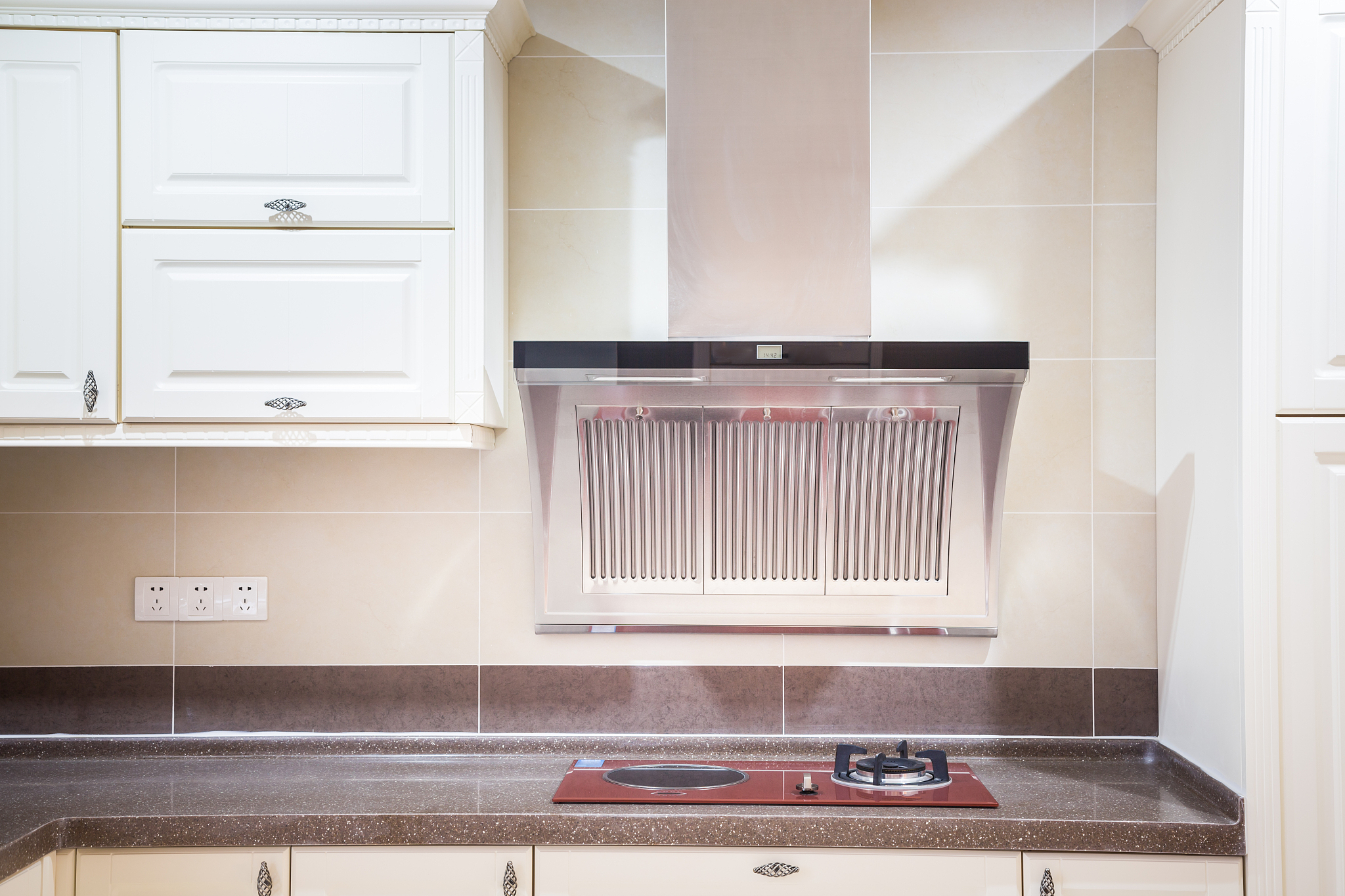 油烟机使用不当暗藏风险 这些操作细节你可能每天都在犯错