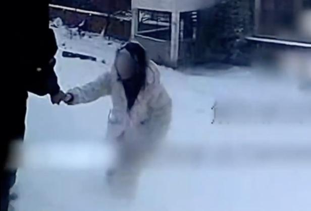 女子雪地冻8小时：民警误以为是假人
