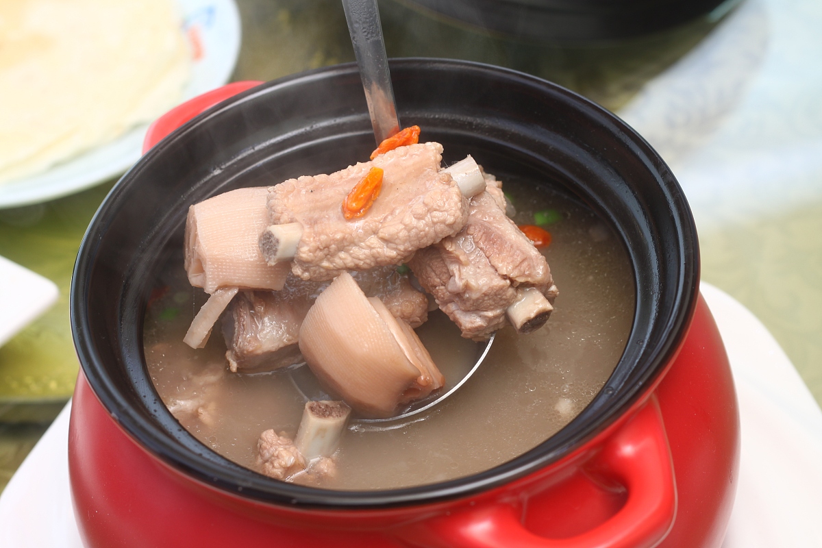 煲排骨藕汤的家常做法