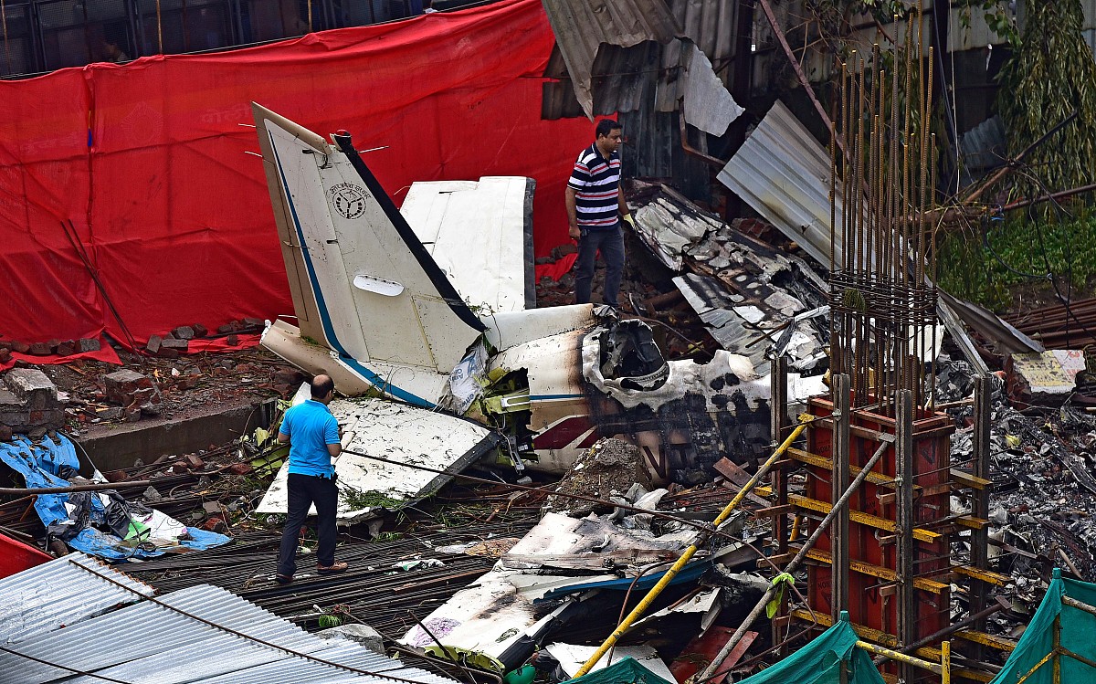 印度一飞机坠毁 机上人员全部遇难